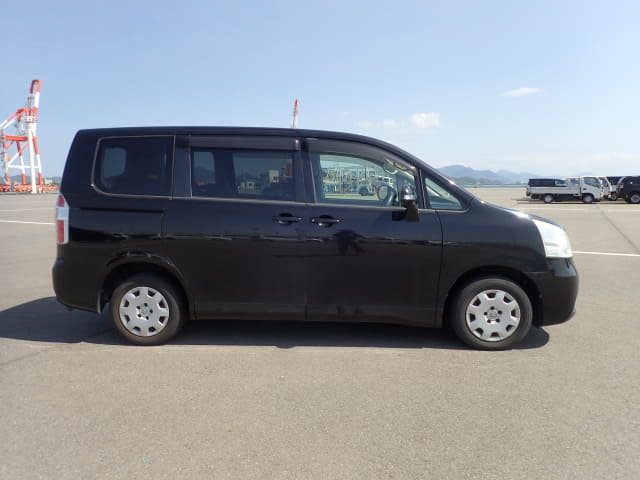 TOYOTA Noah thumbnail 6