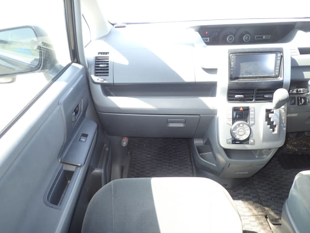 TOYOTA Noah thumbnail 34