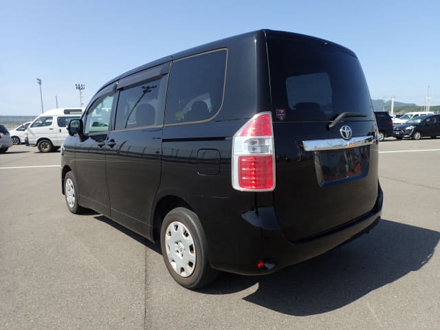 TOYOTA Noah thumbnail 3