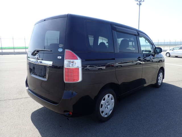 TOYOTA Noah thumbnail 5