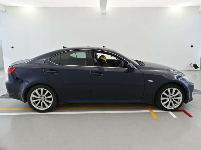 LEXUS IS thumbnail 4