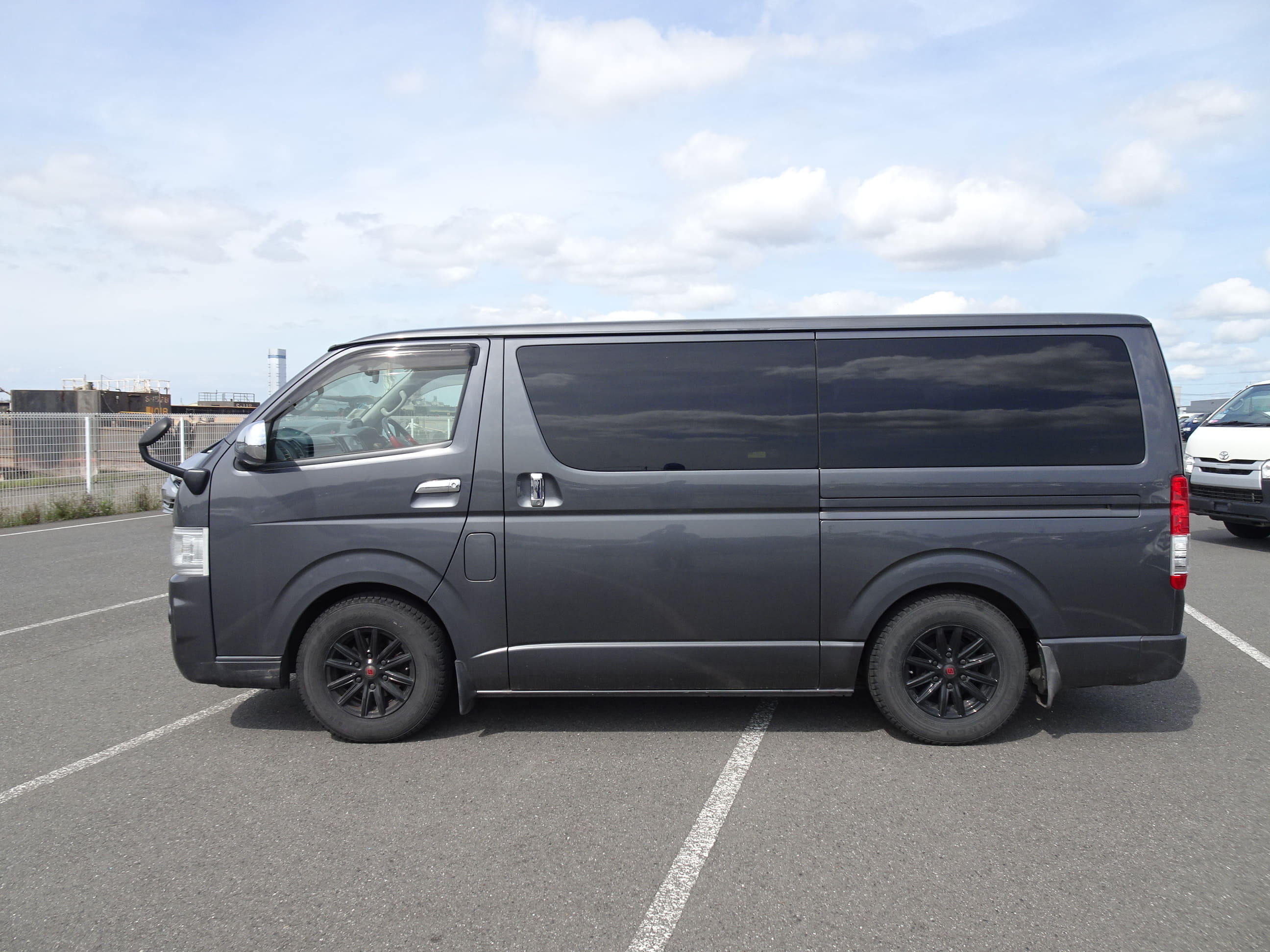 2007 Toyota HiAce JDM car for sale — photo 2 of 25