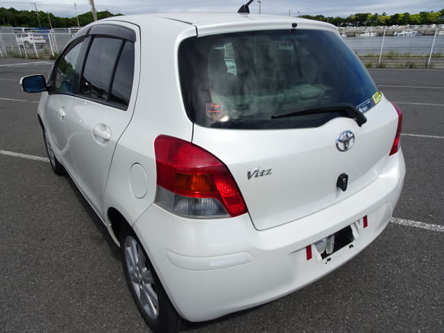 TOYOTA Vitz thumbnail 3