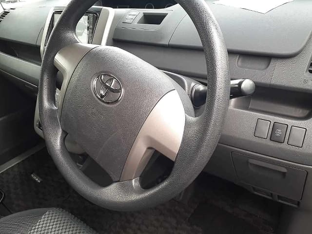 TOYOTA Noah thumbnail 3