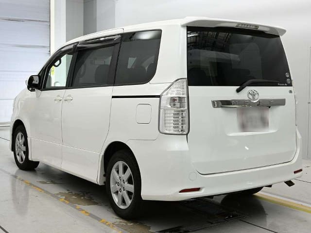 TOYOTA Noah thumbnail 7