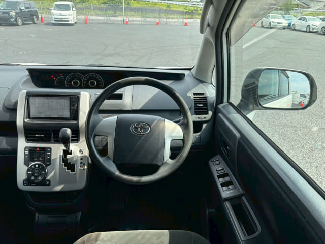 TOYOTA Voxy thumbnail 32