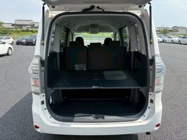 TOYOTA Voxy thumbnail 28