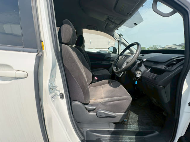 TOYOTA Voxy thumbnail 25
