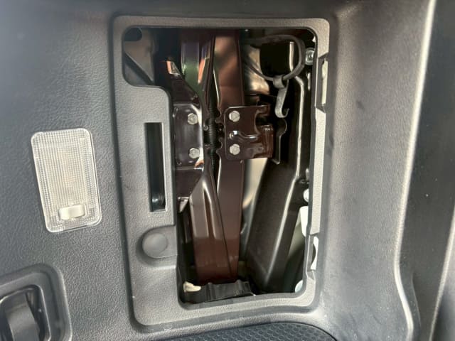 TOYOTA Voxy thumbnail 30