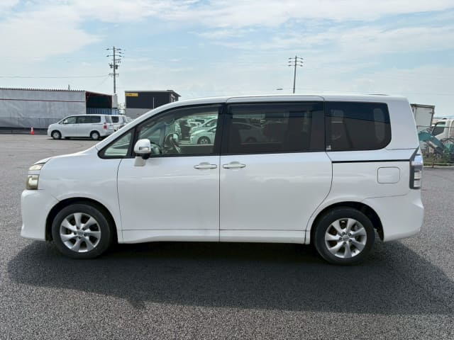 TOYOTA Voxy thumbnail 2