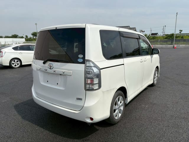 TOYOTA Voxy thumbnail 5