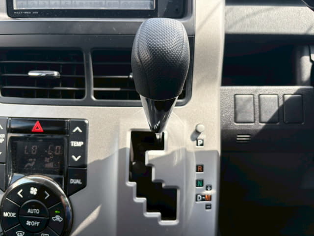 TOYOTA Voxy thumbnail 38