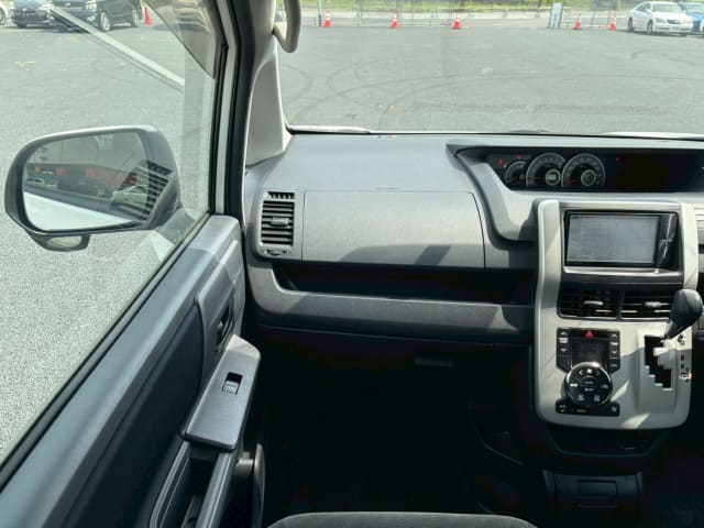 TOYOTA Voxy thumbnail 33