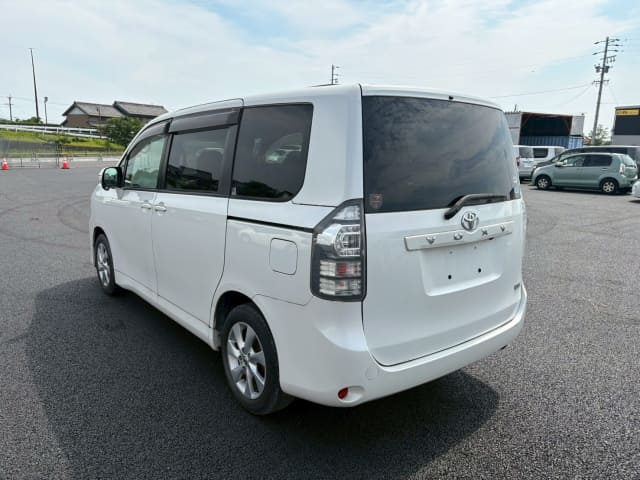 TOYOTA Voxy thumbnail 3