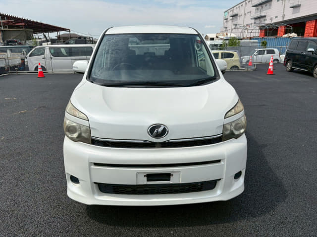 TOYOTA Voxy thumbnail 8