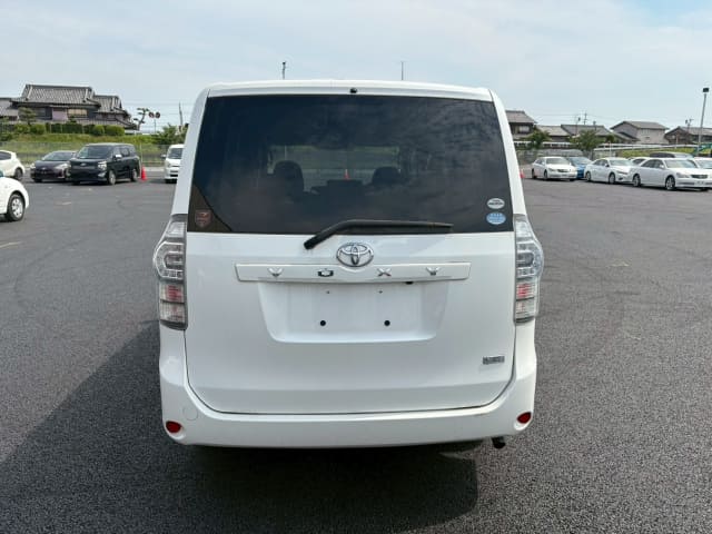 TOYOTA Voxy thumbnail 4