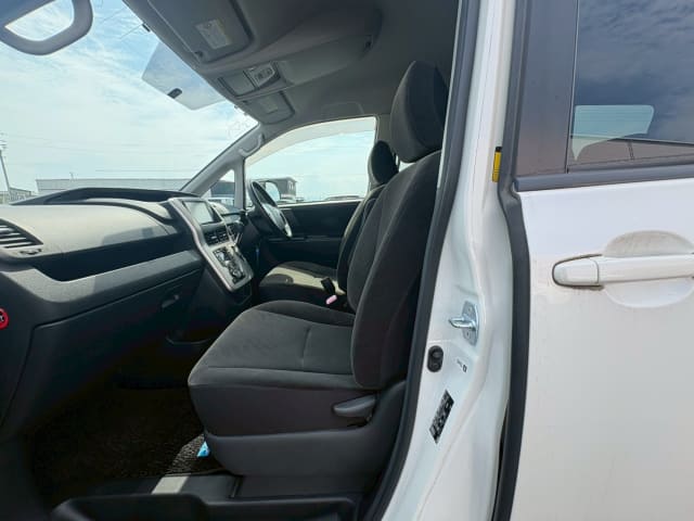 TOYOTA Voxy thumbnail 26