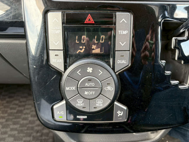 TOYOTA Voxy thumbnail 46