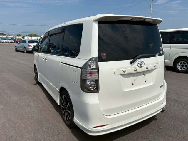 TOYOTA Voxy thumbnail 3