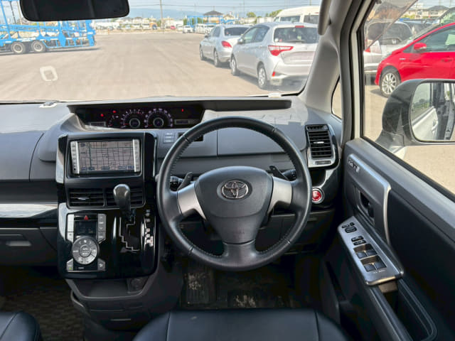 TOYOTA Voxy thumbnail 33