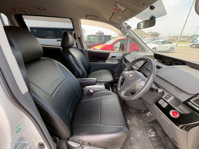 TOYOTA Voxy thumbnail 24