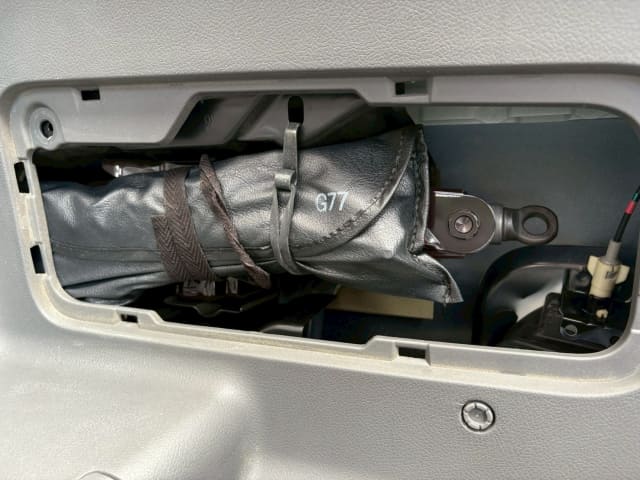TOYOTA Voxy thumbnail 29