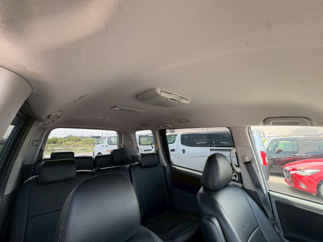 TOYOTA Voxy thumbnail 23
