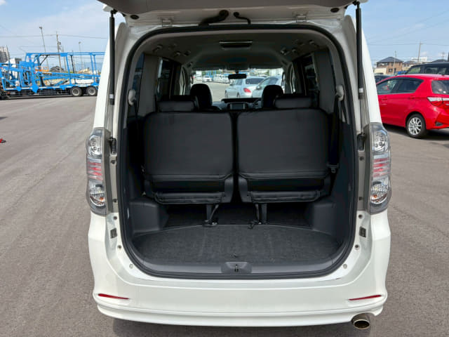TOYOTA Voxy thumbnail 28