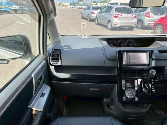 TOYOTA Voxy thumbnail 34