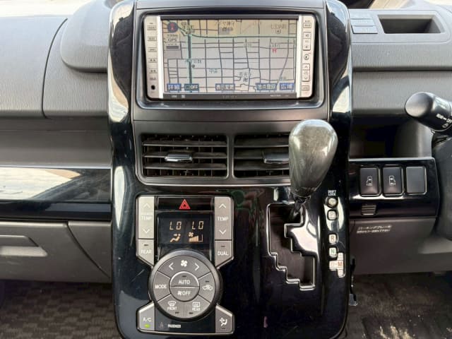 TOYOTA Voxy thumbnail 35