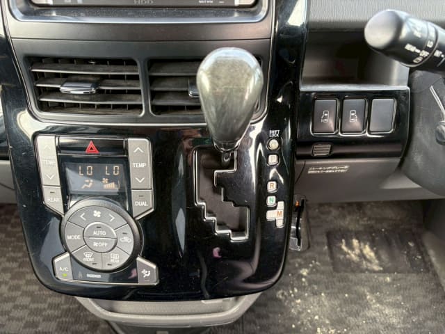 TOYOTA Voxy thumbnail 39