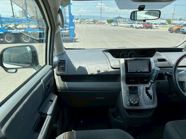 TOYOTA Voxy thumbnail 34
