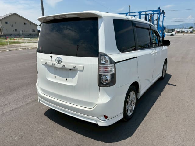 TOYOTA Voxy thumbnail 5