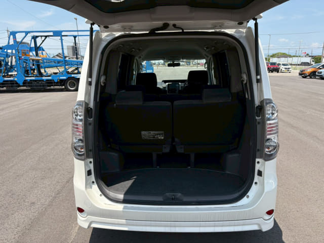 TOYOTA Voxy thumbnail 28