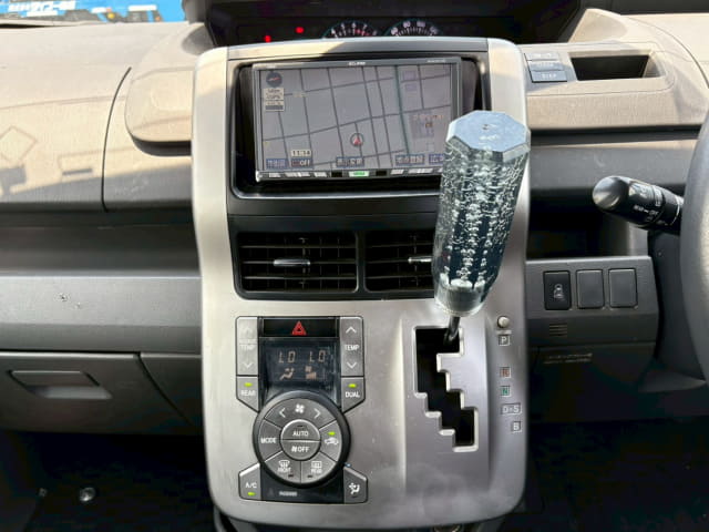 TOYOTA Voxy thumbnail 37
