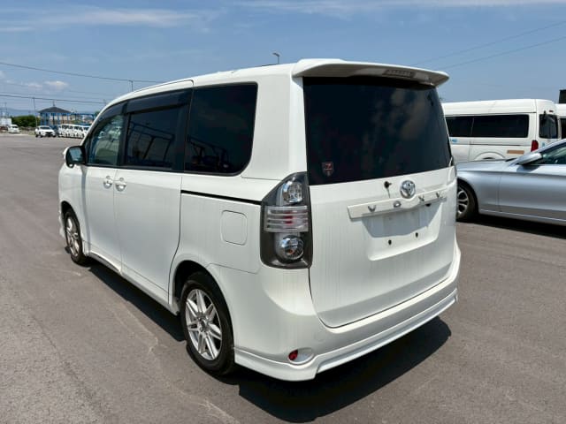 TOYOTA Voxy thumbnail 3