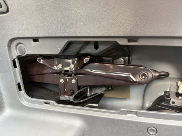 TOYOTA Voxy thumbnail 31