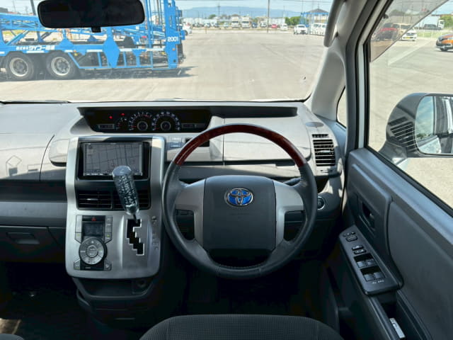TOYOTA Voxy thumbnail 33