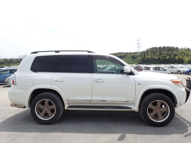 TOYOTA Land Cruiser thumbnail 6