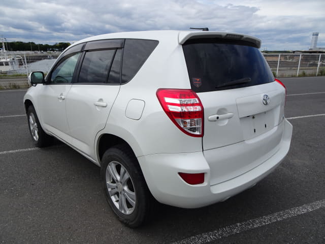TOYOTA RAV4 thumbnail 3