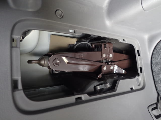 TOYOTA Noah thumbnail 31