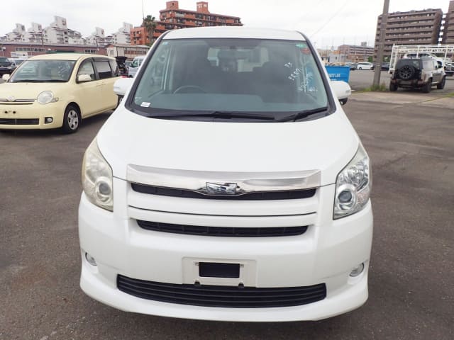 TOYOTA Noah thumbnail 8
