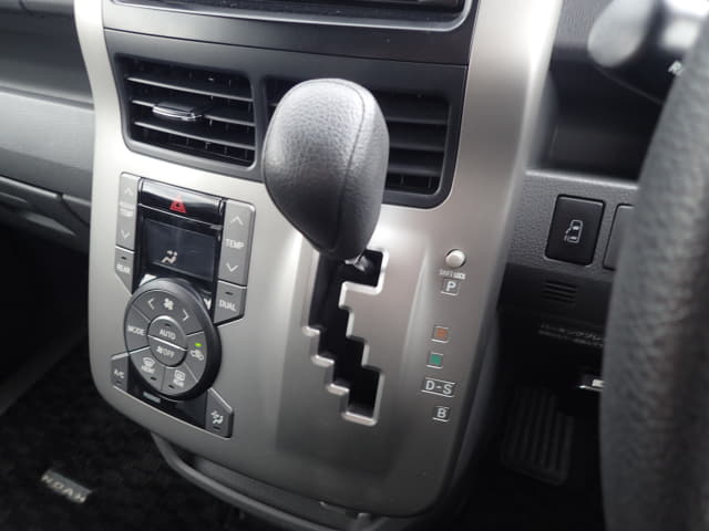 TOYOTA Noah thumbnail 38