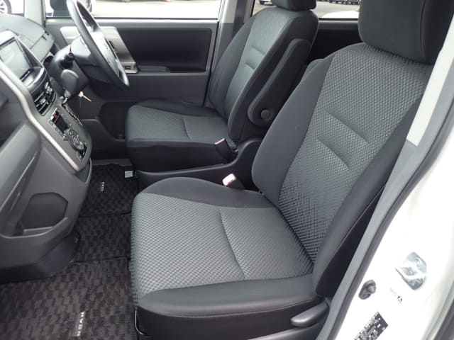 TOYOTA Noah thumbnail 26