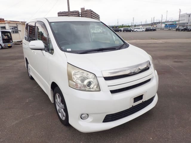 TOYOTA Noah thumbnail 7