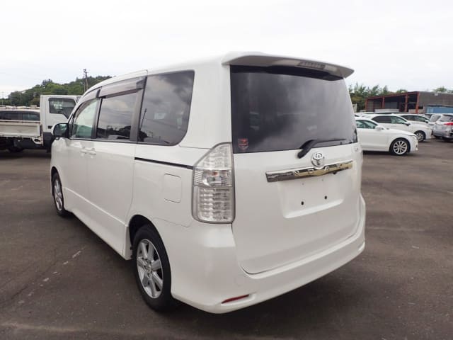 TOYOTA Noah thumbnail 3