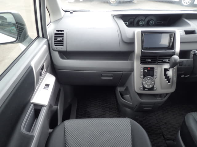 TOYOTA Noah thumbnail 34