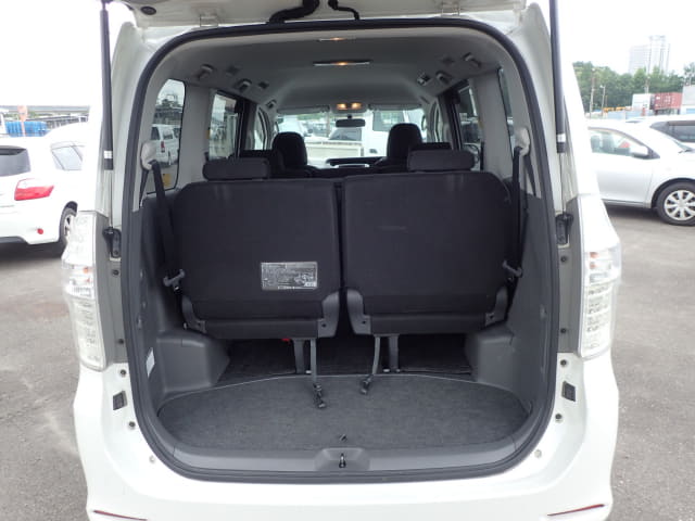 TOYOTA Noah thumbnail 29