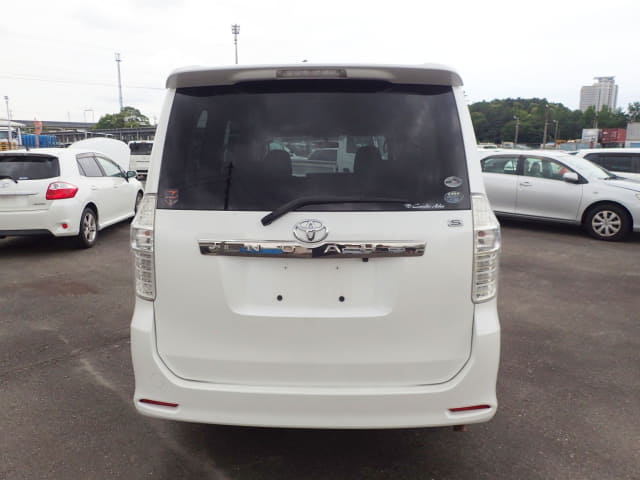 TOYOTA Noah thumbnail 4