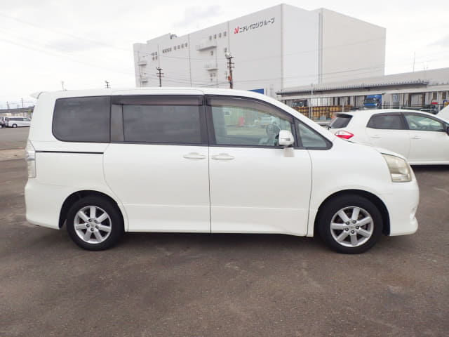 TOYOTA Noah thumbnail 6